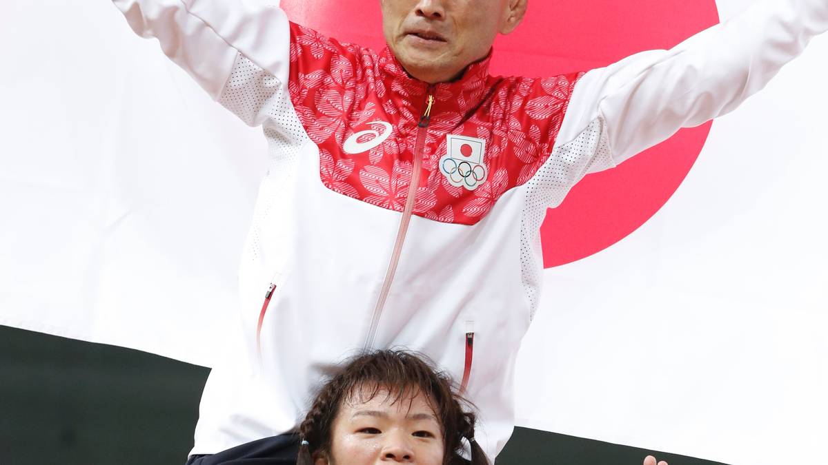 Danach lässt er sich auf dem Rücken der Goldmedaillengewinnerin feiern