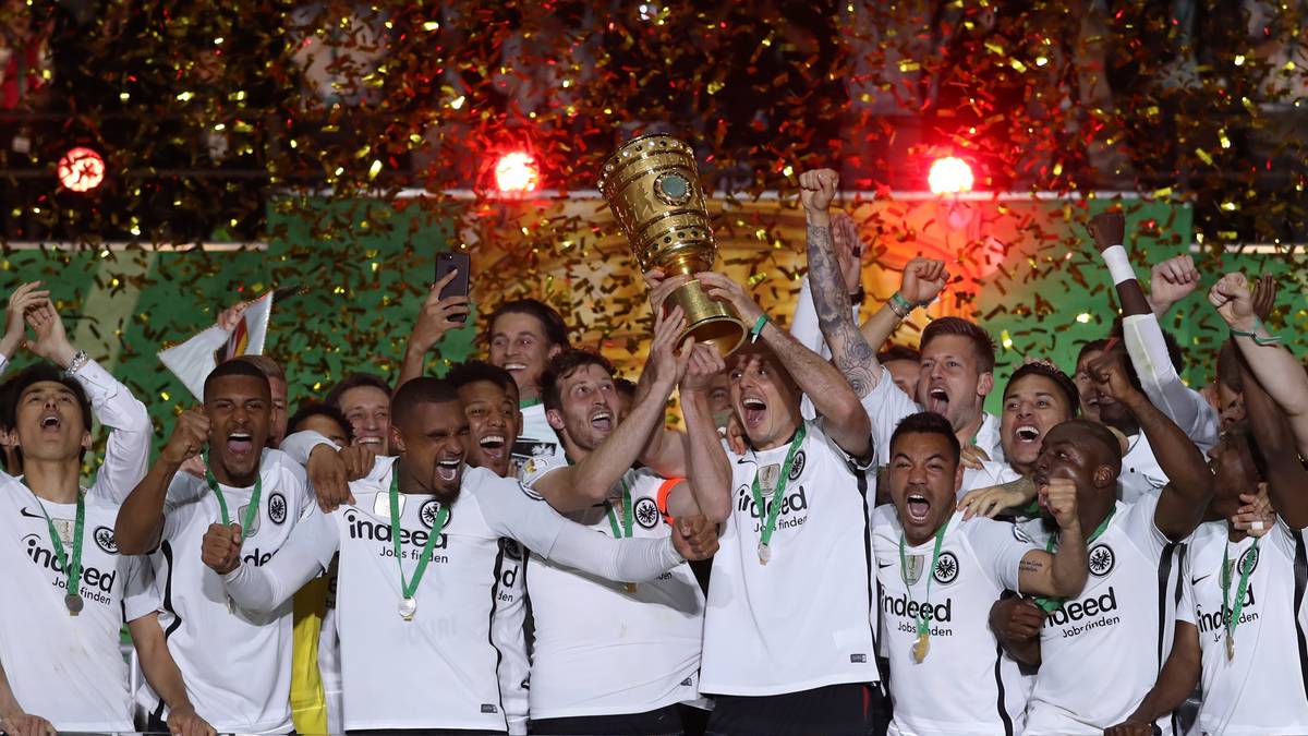 PLATZ 1: EINTRACHT FRANKFURT - Eintracht Frankfurt setzte sich zwar im Pokalfinale gegen Bayern München durch, beendete die Saison aber nur auf Platz acht. Die Dauerkarte-Preise sind jedoch spitzenmäßig hoch: 180 und 383 Euro für einen Steh- oder Sitzplatz und ganze 803 Euro in der teuersten Kategorie - die höchste Summe der gesamten Bundesliga