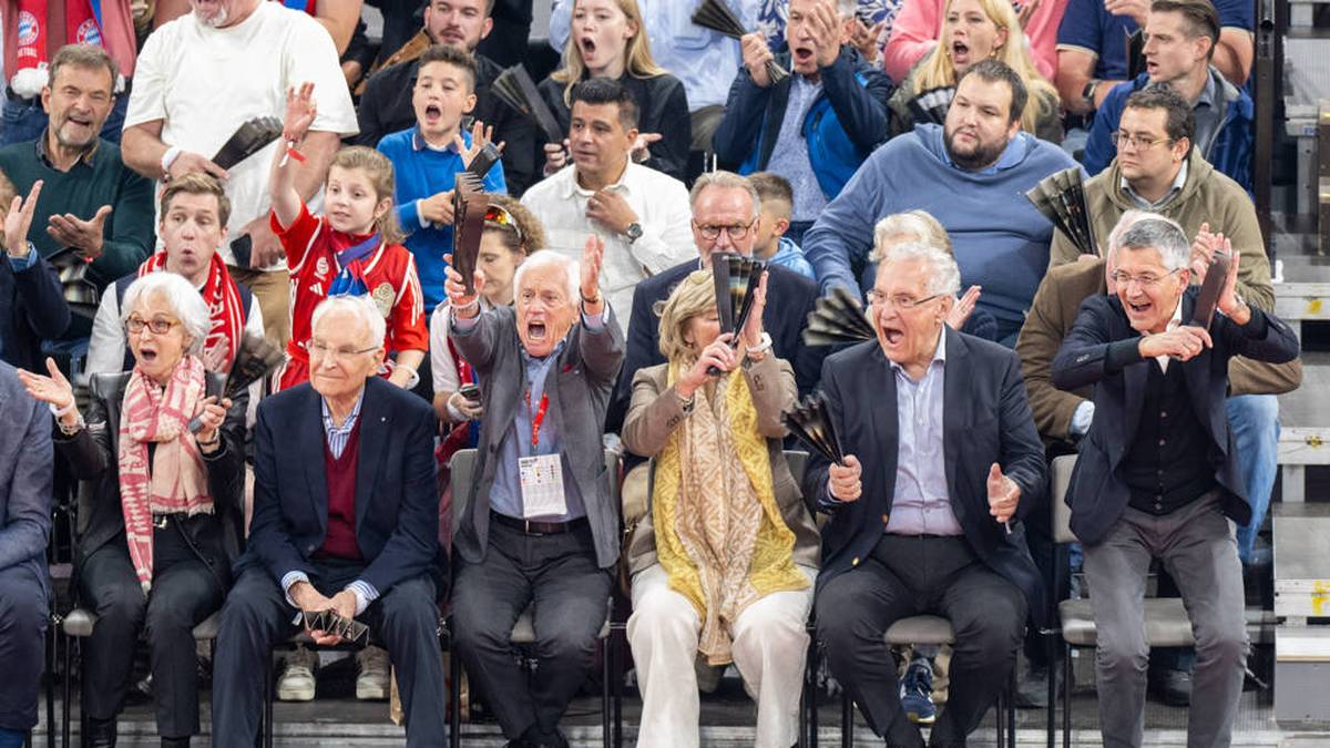 Und auch Dr. Edmund Stoiber (2.v.l) und seine Frau Karin geben sich die Ehre