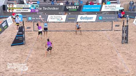 Paul Becker und Jonas Schröder gewinnen ihr Achtelfinale bei den deutschen Beachvolleyball-Meisterschaften am Timmendorfer Strand souverän. Die Satzbälle: