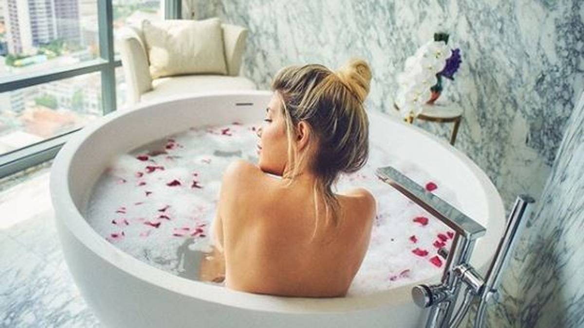 Wanda Nara, Lebenspartnerin von Mauro Icardi, genießt den Ausblick auf Bangkok aus dem Schaumbad in der Badewanne 