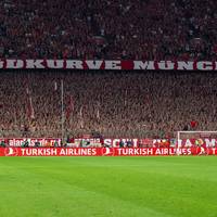 Bayern-Fans machen ihrem Ärger Luft