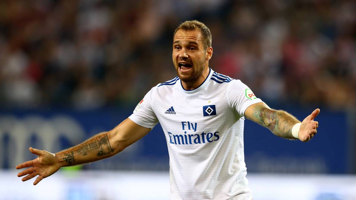 Mit Pierre-Michel Lasogga kommt ein absoluter Top-Star nach Leihe in England zurück und geht den Weg in die 2. Bundesliga mit. Auch er kann nicht verhindern, dass der HSV in seinem ersten Spiel in der 2. Bundesliga mit 0:3 gegen Holstein Kiel untergeht. Nach dem 1. Spieltag ist der HSV Tabellenletzter