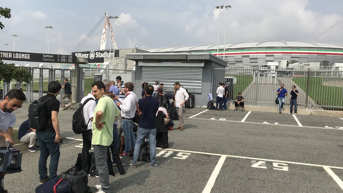 Bereits 3,5 Stunden vorher warten die Pressevertreter vor dem Stadion. Dort wird Ronaldo in einem großen Raum vorgestellt - nicht in der Arena selbst