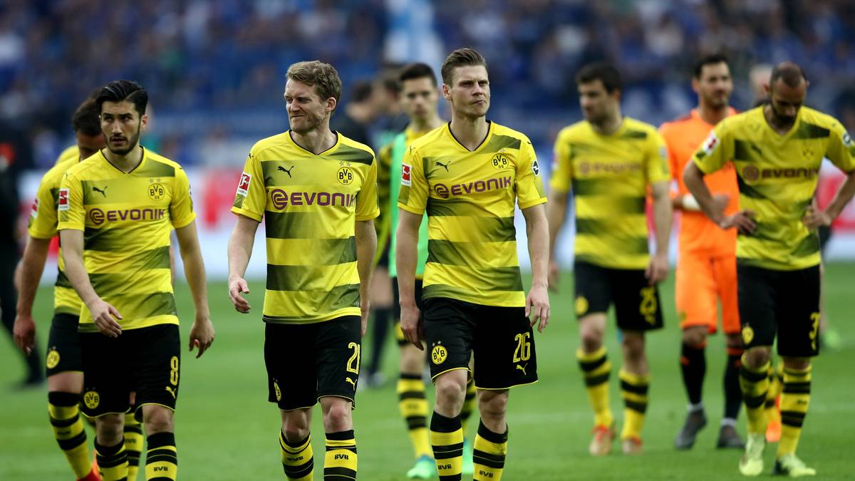 DISZPLIN/GRUPPENBILDUNG: Favre findet in Dortmund keine harmonische Mannschaft vor, sondern einen Haufen von Individualisten und Egoisten. Bei aller fußballerischen Qualität muss der BVB wieder eine Einheit darstellen, in der jeder für den Nebenmann kämpft