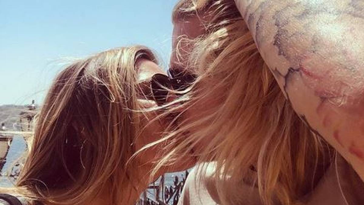 Vom Winde verweht: Dieser Knutscher von Sophia Thomalla und Loris Karius wird zu einer haarigen Angelegenheit