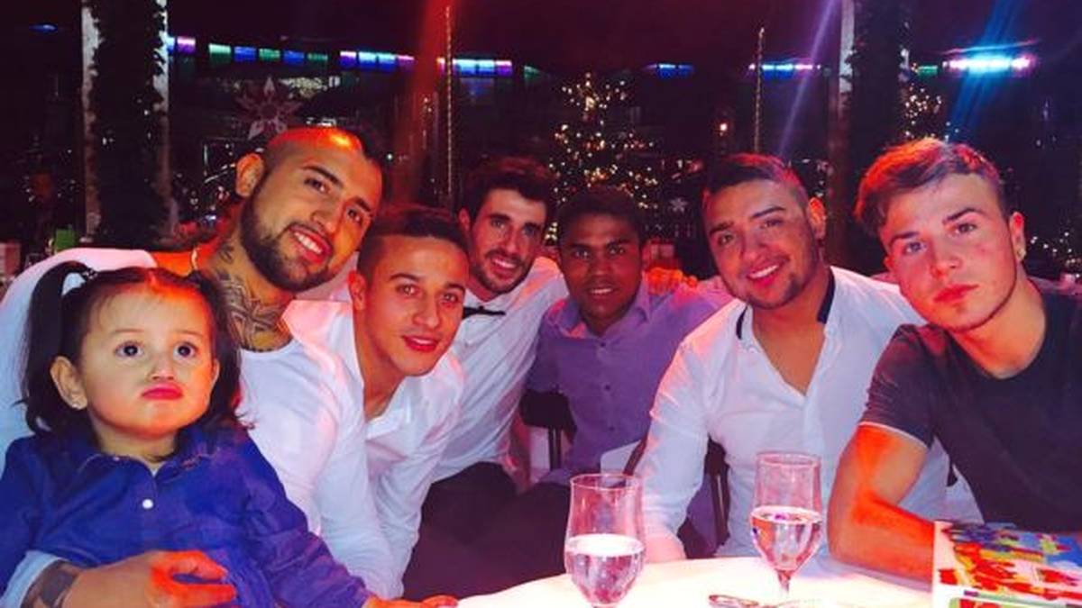 Arturo Vidal (l.) hat seine Tochter Elisabetta dabei