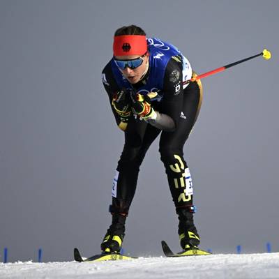 Katharina Hennig hat einen Traumstart in den WM-Winter hingelegt und ist gleich im ersten Distanzrennen der Saison auf das Podest gestürmt.