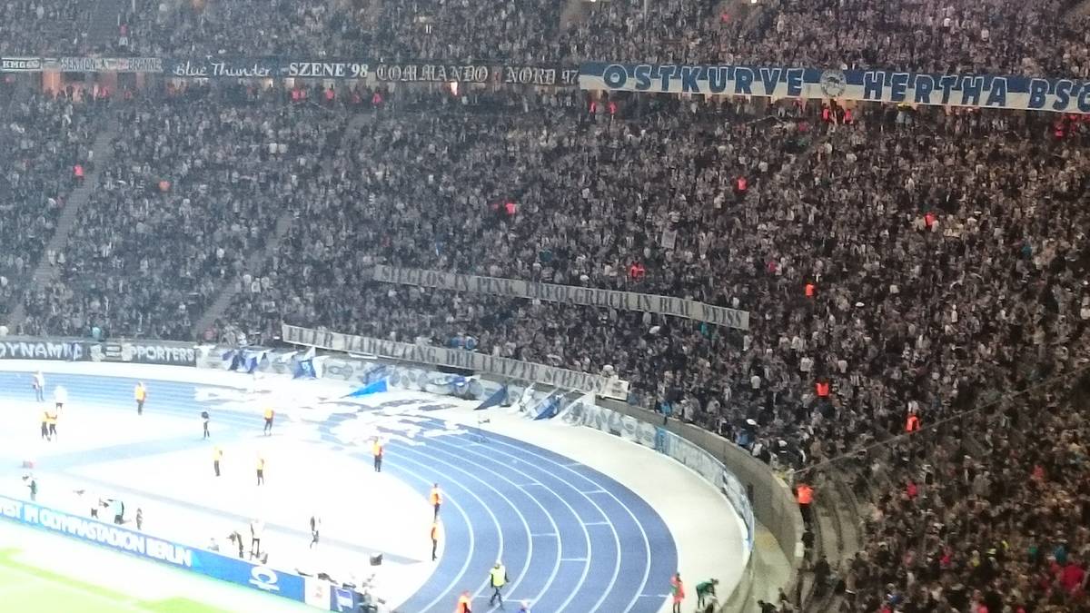 Zuhause ist die Hertha eine Macht, führt vor dem Spiel gegen Hoffenheim mit nur einer Niederlage die Heimtabelle an. In der Auswärtstabelle stehen die Berliner aber nur auf Platz 16. Die Fans nehmen diese Diskrepanz zum Anlass, um gegen die ungeliebten pinken Auswärtstrikots zu protestieren. "Sieglos in Pink, erfolgreich in Blau-Weiß. Euer Marketing, der letzte Sch***", steht auf einem Banner im Hertha-Block. Nun ja...