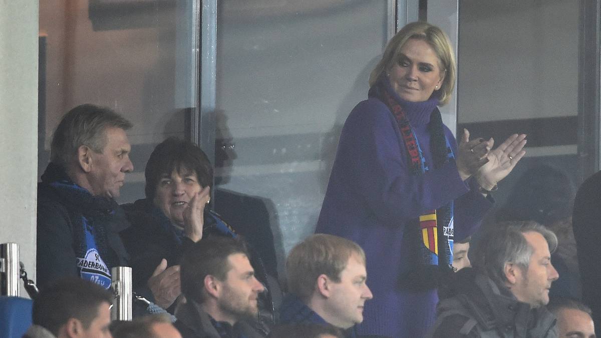 Zur Halbzeit führt Effenbergs Mannschaft mit 1:0 - da gibt's auch Applaus von der Ehefrau