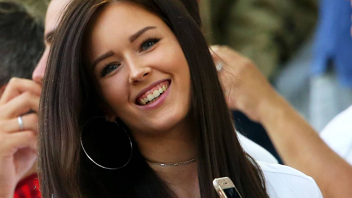 Obwohl ihr Liebster zunächst auf der Bank sitzt, ist sie gut drauf