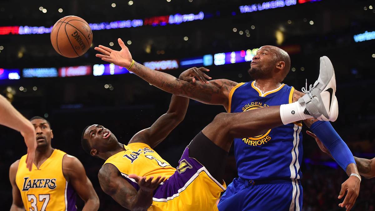 Nach hartem Kampf sieht es auch zwischen den Golden State Warriors (Marreese Speights, r.) und den Los Angeles Lakers um Brandon Bass (M.) aus