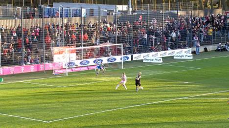 Der FC Bayern München hat in der Frauen-Bundesliga beim 1. FC Köln einen souveränen Sieg eingefahren. Stürmerin Pernille Harder stellt die Weichen früh auf Sieg.