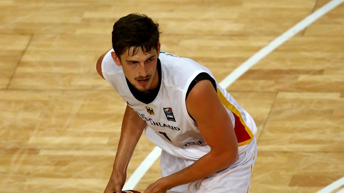 Tibor Pleiß (Utah Jazz/USA, 218 cm, Center, 02.11.1989, 89 Länderspiele): In der spanischen Topliga ACB gestählt, ist Pleiß vom Milchbubi zum Mann geworden. Der Center wird in der kommenden Saison sein Glück in der NBA versuchen, jetzt muss er sich mit den Stars aus Europa messen. Im Vergleich ist er vielleicht noch etwas schwach auf der Brust, aber dem Mangel an Muckis setzt er Zähigkeit entgegen. Defensiv ordentlich, wird er unter dem Korb dennoch nicht kompromisslos zu Werke gehen können, da es auf der Center-Position verletzungsbedingt fast keine Alternativen gibt