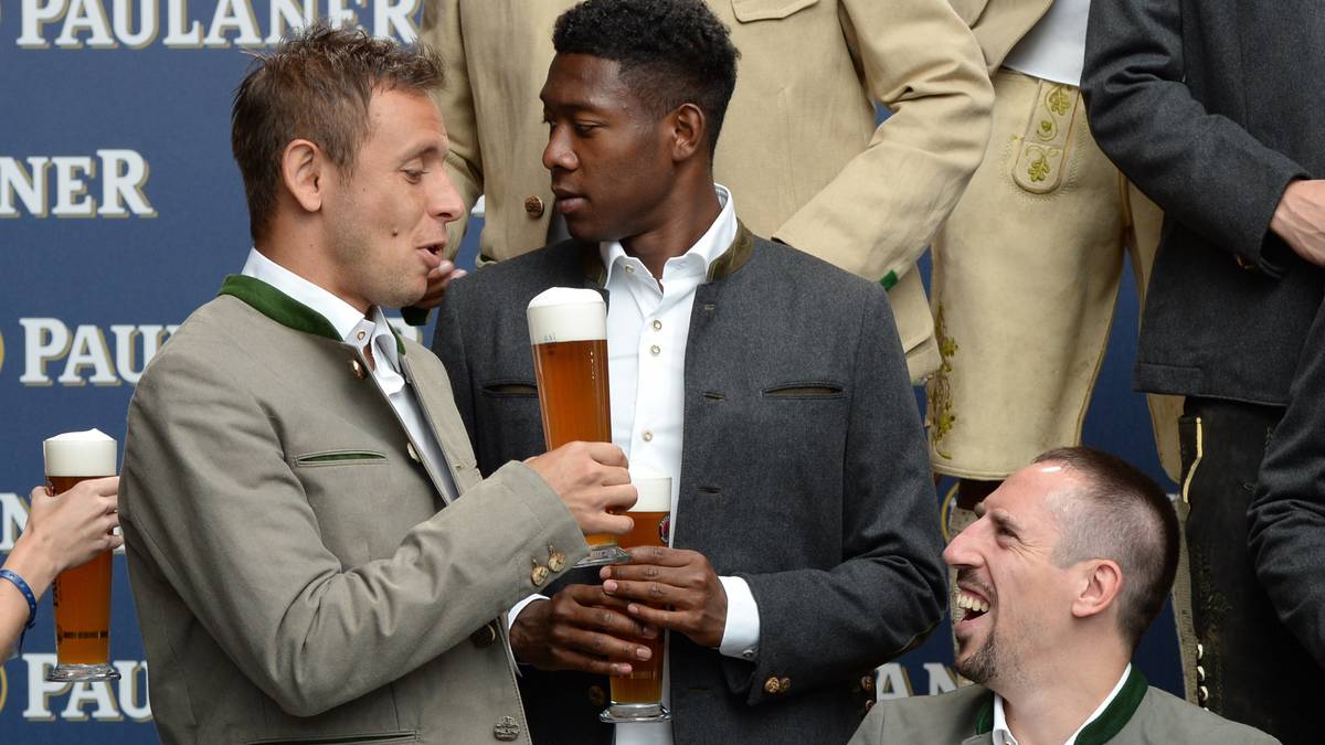 Das Fotoshooting hebt in Gesellschaft von Rafinha (l.) sogar die Stimmung beim dauerverletzten Franzosen Franck Ribery