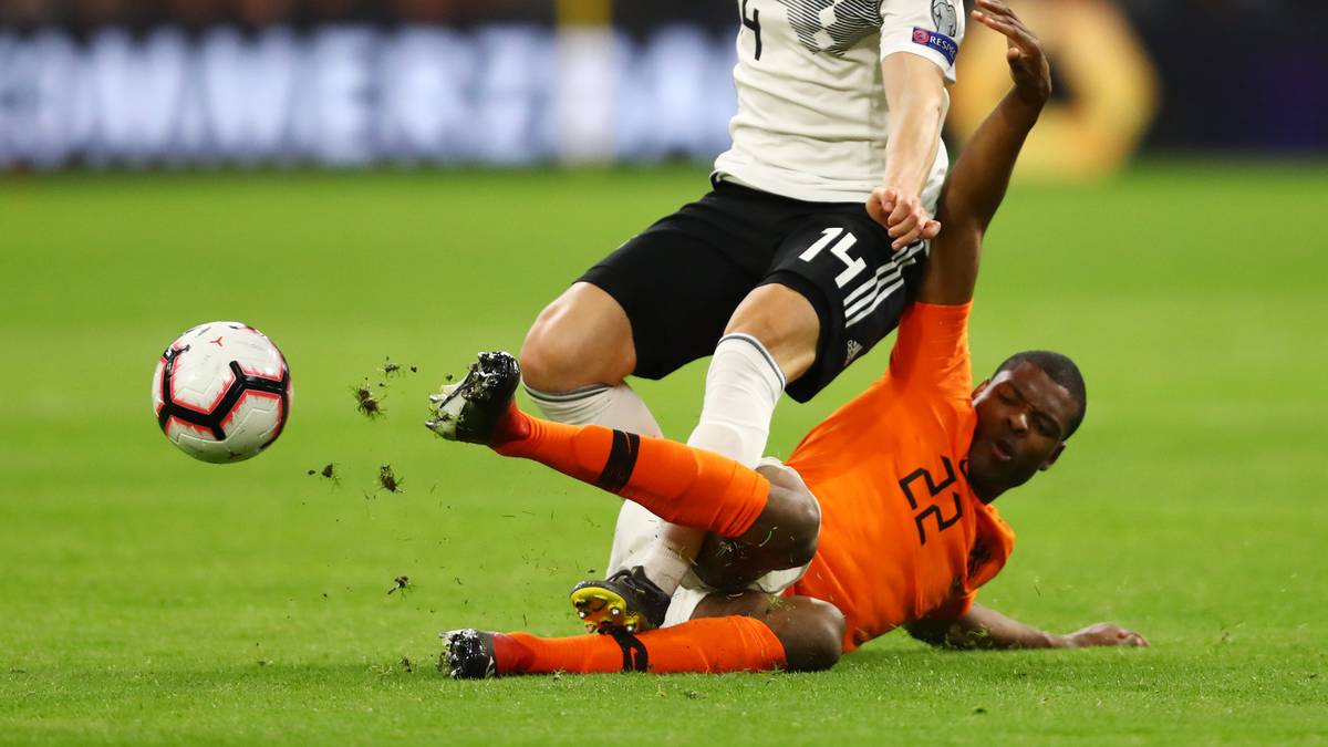 DENZEL DUMFRIES: Unsicherheitsfaktor in der Abwehr der Niederländer. Alle Gegentore fielen über seine rechte Seite. Ließ Schulz vor dem ersten Gegentor laufen und verhindert die Flanke nicht. Seine Flanke sorgt für eine Riesenchance von Babel. SPORT1-Note: 4,5