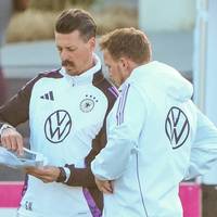Neben Julian Nagelsmann hat nun auch sein gesamtes Trainerteam dem DFB seine Treue geschworen. Mittendrin: Sandro Wagner. Der Co-Trainer fühlt sich sichtlich wohl bei der Nationalmannschaft.