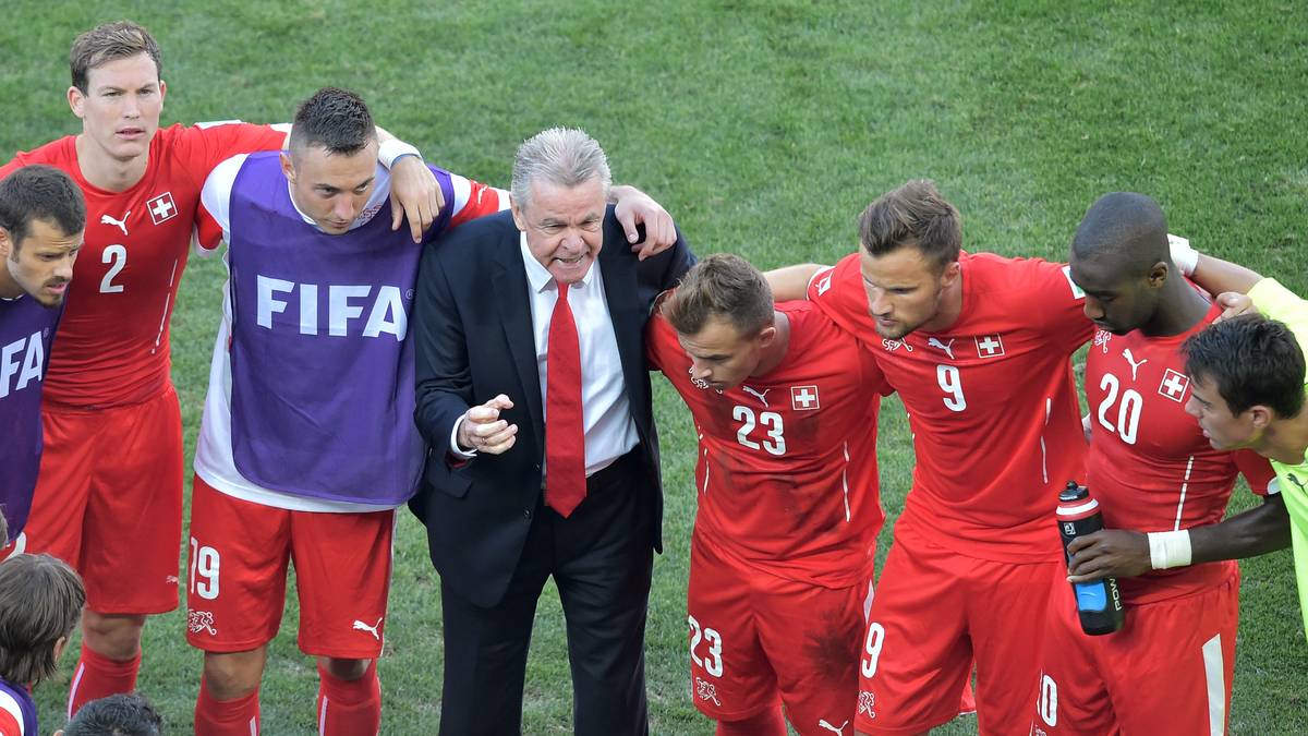 Ottmar Hitzfeld (Nationaltrainer Schweiz) - 65 Jahre und 170 Tage. Legte nach seiner erfolgreichen Ära bei Dortmund und Bayern noch eine Karriere als Nationaltrainer hin. Führte die Schweiz 2010 und 2014 zwei Mal hintereinander in die WM-Endrunde. Das Achtelfinale in Brasilien war sein letztes Spiel als Trainer 