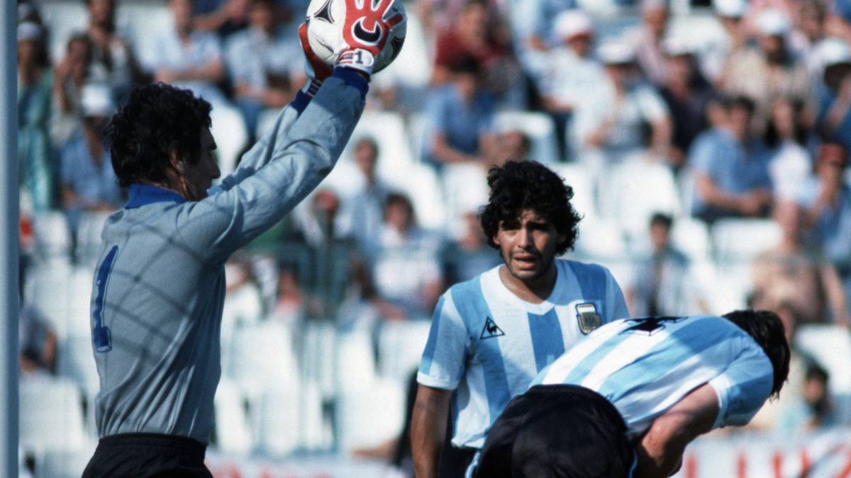 PLATZ 6 - DINO ZOFF (Italien): "Dino Nationale" hatte sich seinen Spitznamen mehr als verdient. Zwischen 1968 und 1982 stand er 112-mal für die Italiener im Tor. Wurde 1968 nach seinem vierten Länderspiel schon Europameister. Die Krönung folgte 14 Jahre später