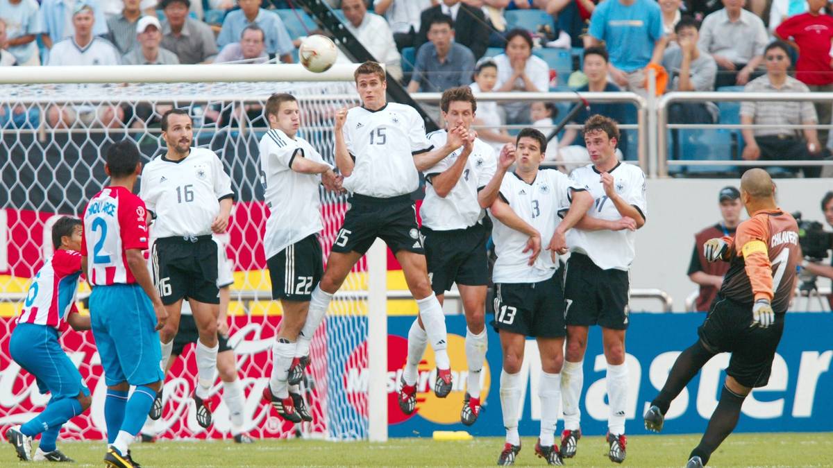 PLATZ 16 - JOSÉ LUIS CHILAVERT: Nicht nur Feldspieler verfügen über ein feines Füßchen, auch Paraguays früherer Nationaltorhüter Chilavert war bekannt für seine Freistöße. Dem Linksfuß war dabei keine Distanz zu weit