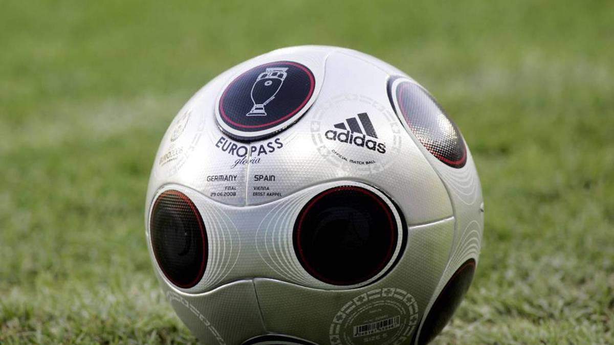 Der offizielle Spielball der EM 2008 in Österreich und der Schweiz war der "Europass". Das Spielgerät wurde von einigen Torhütern für seine unberechenbare Flugbahn kritisiert.