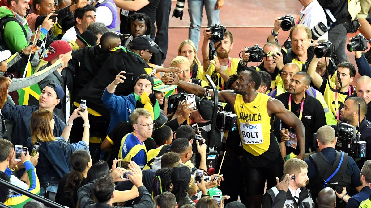 Bolt wird auch noch eine Stunde nach dem Rennen von den letzten Fans im Stadion gefeiert