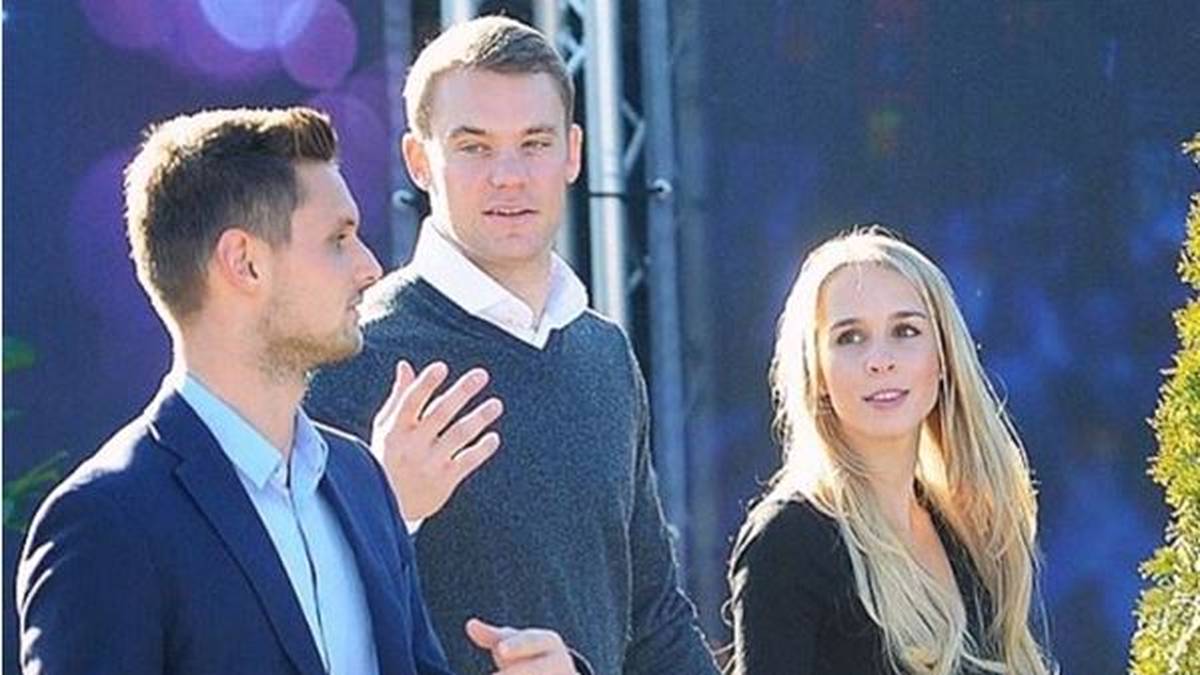 Sven Ulreich (l.) und Manuel Neuer kommen vor der Party an. Neuer begleitet seine Freundin Nina