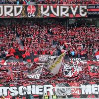 Leverkusens Oberbürgermeister Uwe Richrath erwartet für die Ende Mai geplante Meister-Party in seiner Stadt eine Mega-Fan-Kulisse.