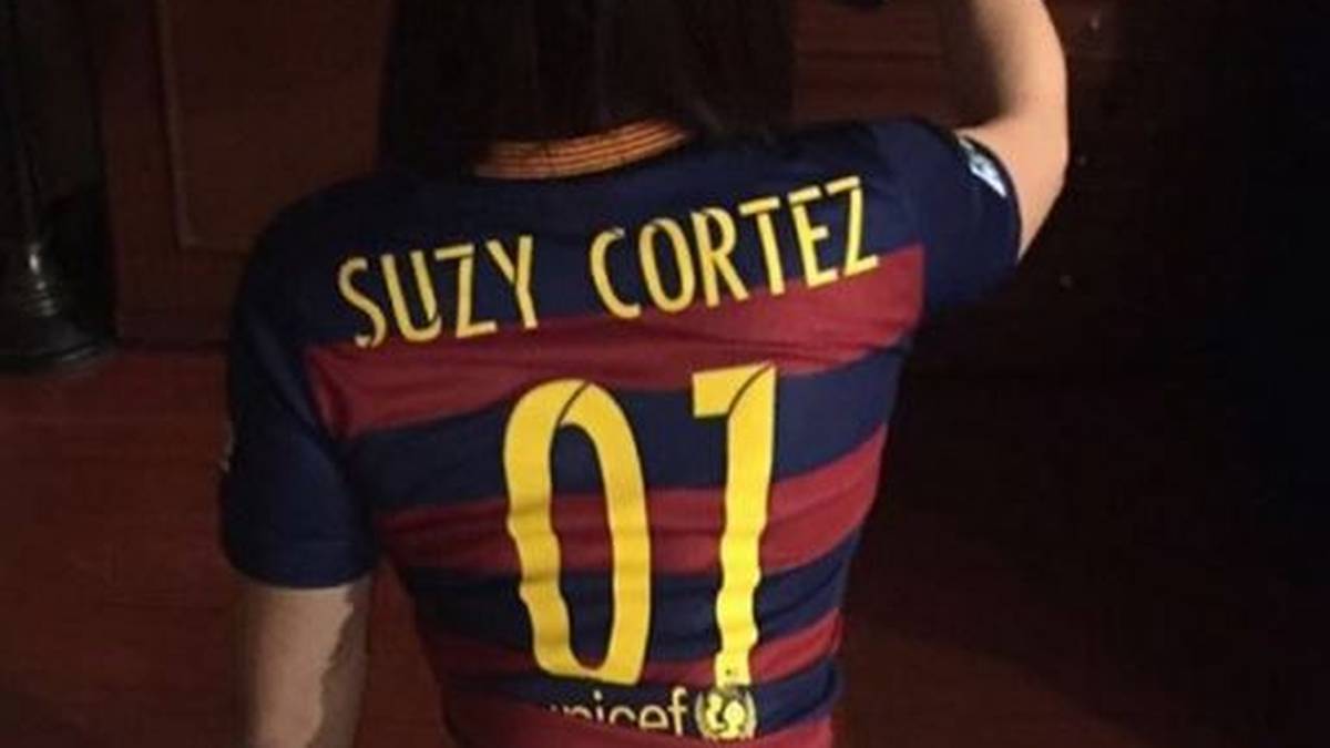 Natürlich besitzt Cortez aber auch ein Barca-Trikot mit ihrem eigenen Namen