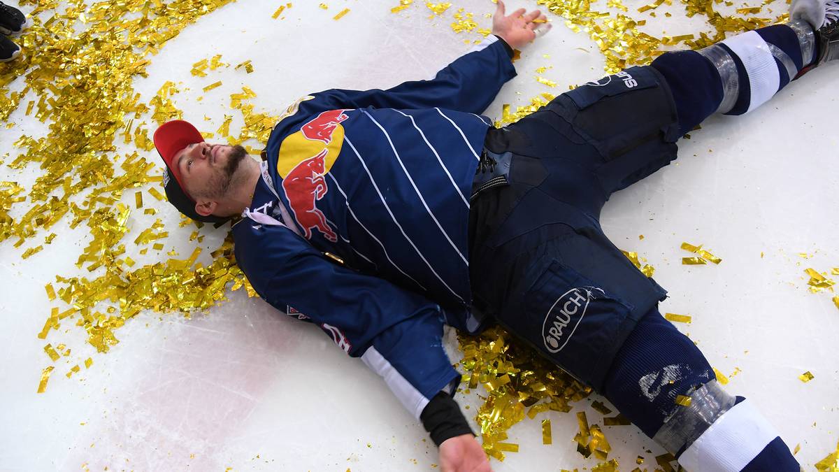 Steve Pinizzotto malt einen Engel in die Konfettis auf dem Eis