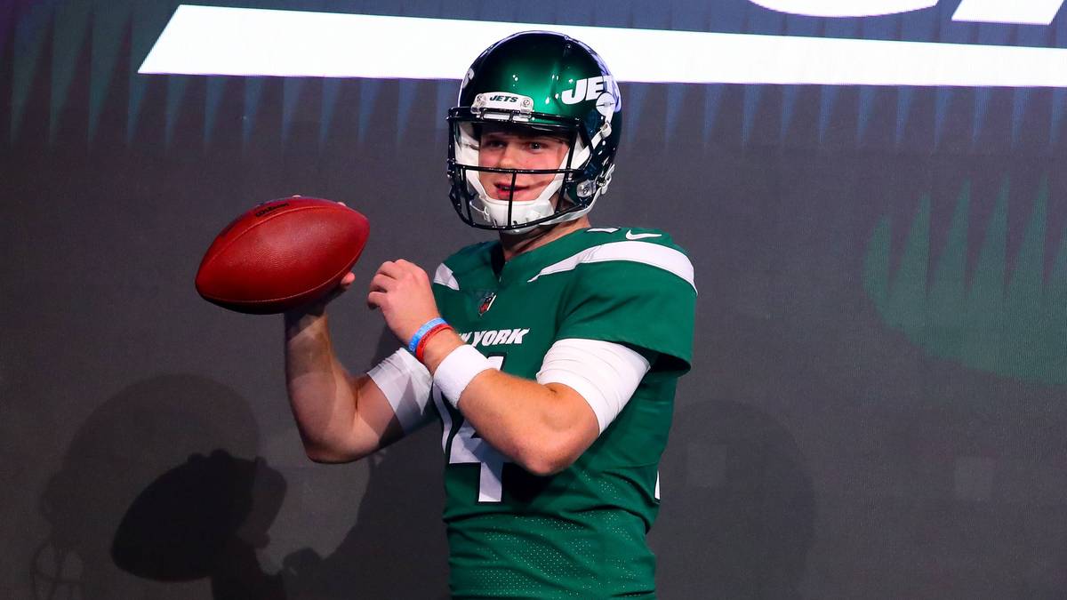 "Sie sehen großartig aus. Aber entscheidend ist: Wenn wir nicht gut spielen, sehen die Trikots nicht gut aus", fasste Quarterback Sam Darnold den Hype um die neuen Trikots treffend zusammen