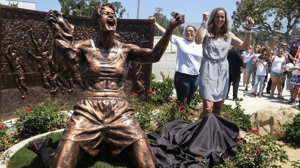 Brandi Chastain enthüllte 2019 in Los Angeles eine Statue von ihrem legendären Jubel