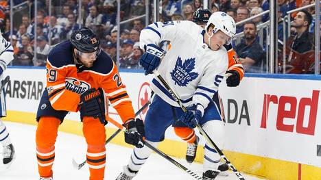 Leon Draisaitl (l.) und die Edmonton Oilers verlieren gegen die Toronto Maple Leafs 