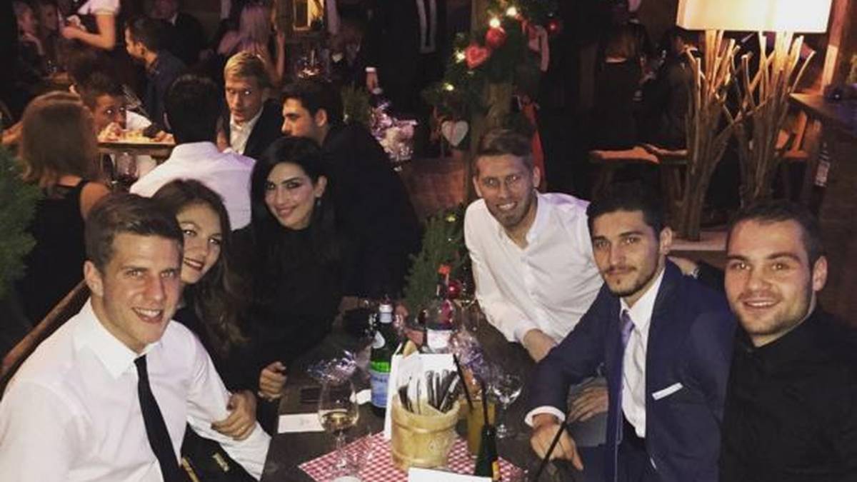 Auch beim Hamburger SV wird gefeiert. Sven Schipplock, Aaron Hunt, Nachwuchsspieler Batuhan Altintas und Pierre-Michel Lasogga sind in Festlaune