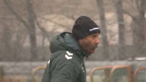 Vor dem Kracher gegen den FC Bayern schlägt der Werder-Coach Daniel Thioune einen deutlichen Ton an und verlangt maximale Intensität, volle Konzentration und keine Ausreden. 