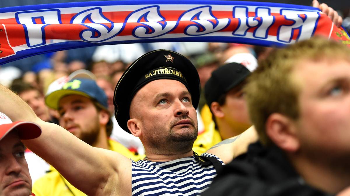 Dieser Herr aus Russland trägt ein Matrosen-Outfit...