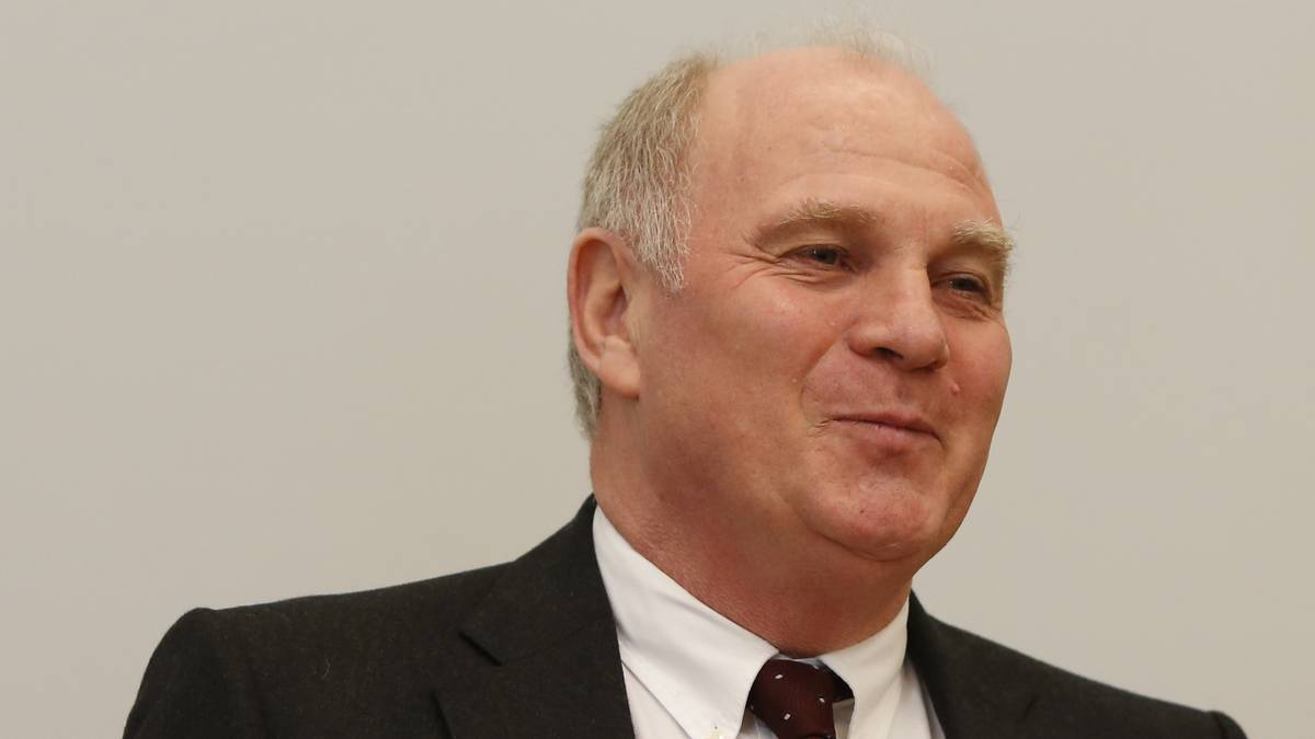 Hoeneß gibt sich äußerlich entspannt und scheint ein positives Urteil zu erwarten. Auch nach den Plädoyers wirkt er nahezu locker und gelöst