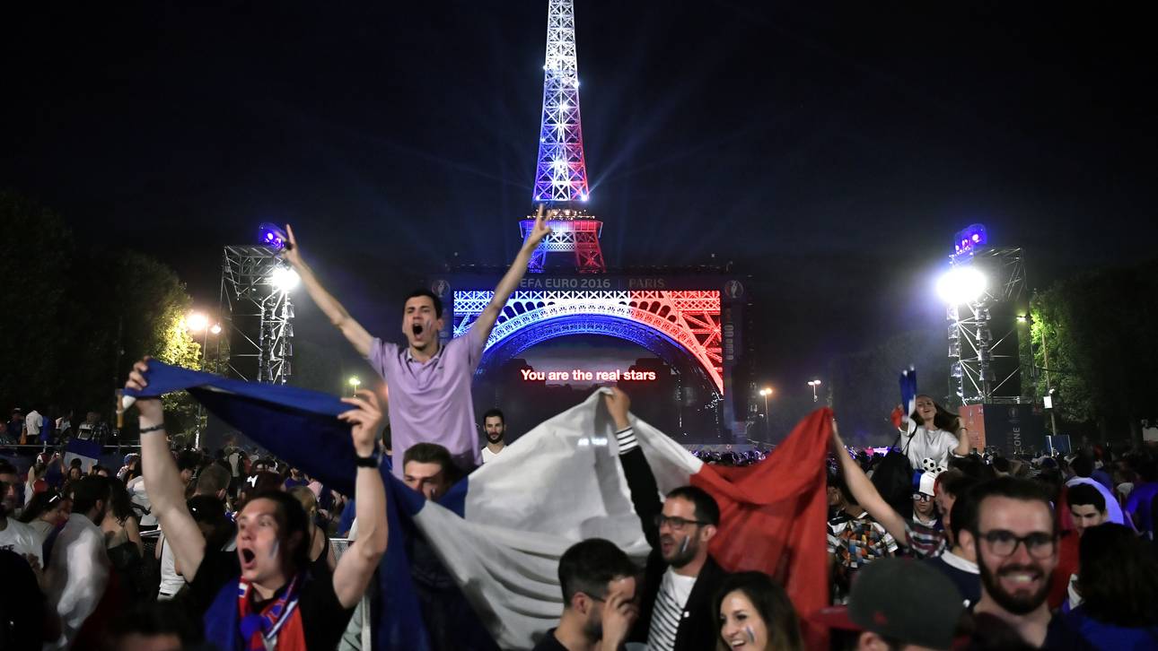 Fans in Paris feiern Finaleinzug