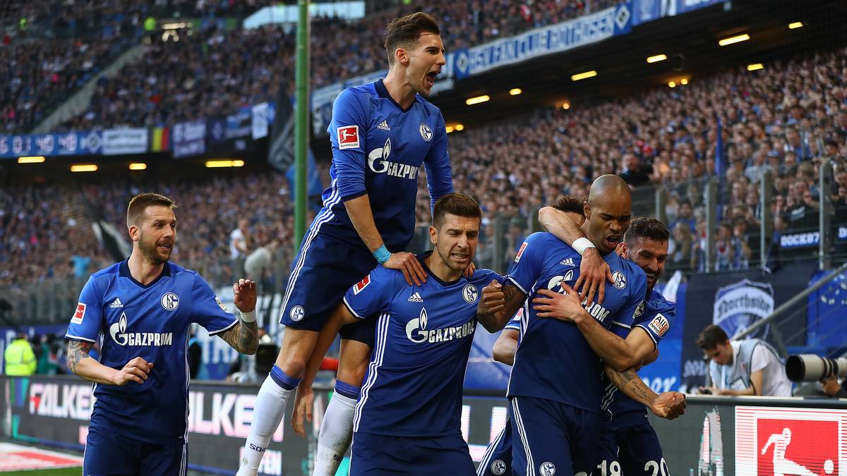 Beim Spiel zwischen dem Hamburger SV und Schalke 04 schockt Naldo die Hanseaten früh, als er das 1:0 für die Königsblauen per Kopf erzielt - der Treffer ist äußerst glücklich, weil die Hand mit im Spiel ist