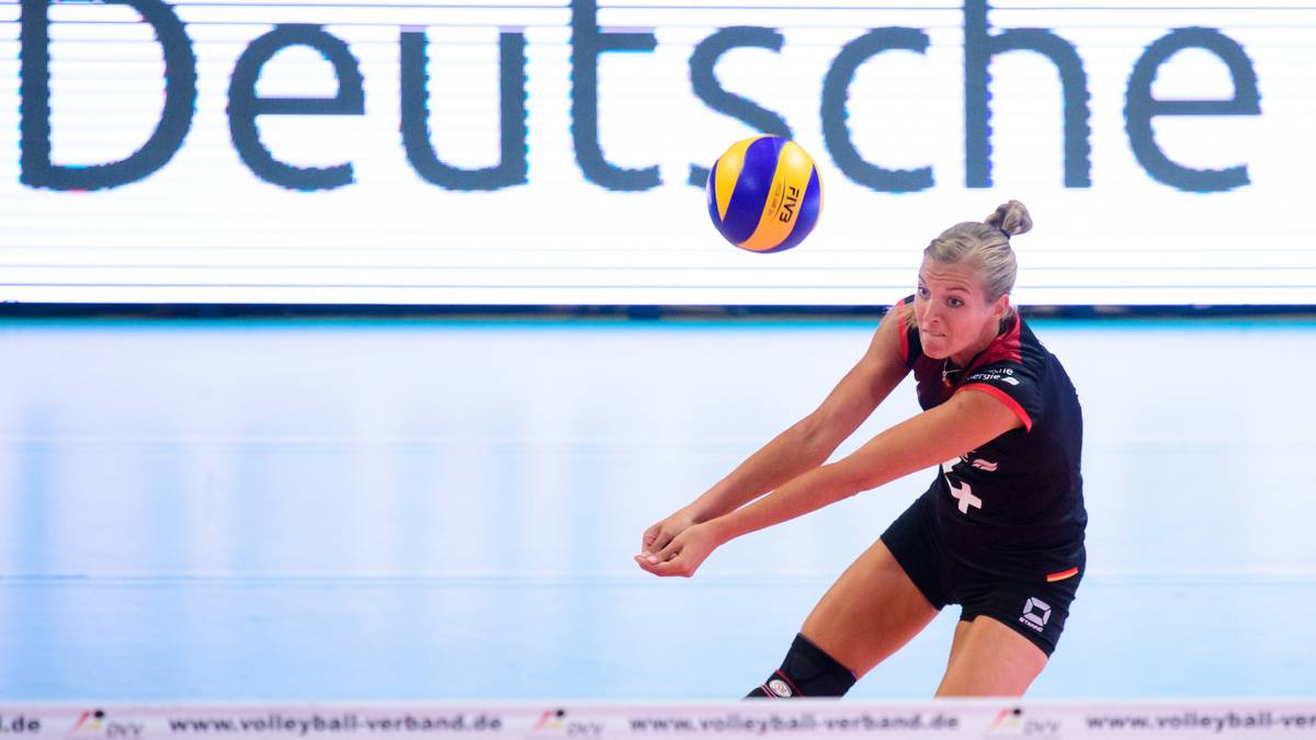 MAREN FROMM, ehem. Brinker (Kapitänin, Außenangriff, Nr. 4): Für die Kapitänin ist es die sechste (!) Europameisterschaft. Auf dem Feld ist sie sehr emotional. Der ehemalige Männer-Bundestrainer Vital Heynen verkuppelte sie indirekt mit ihrem jetzigen Mann Christian Fromm (ebenfalls Nationalspieler). Wechselt zur neuen Saison in die Türkei