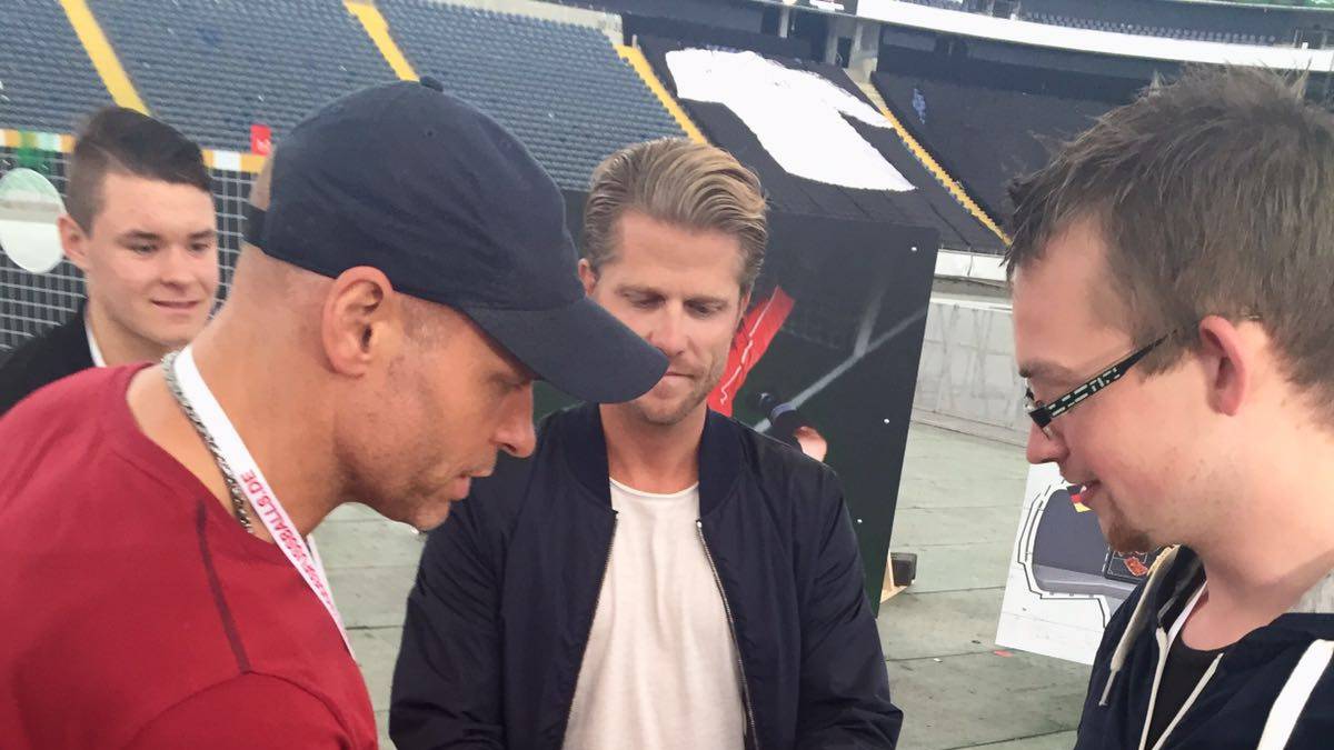 Autogramme müssen sein. Thorsten Legat nimmt sich viel Zeit für seine Fans.