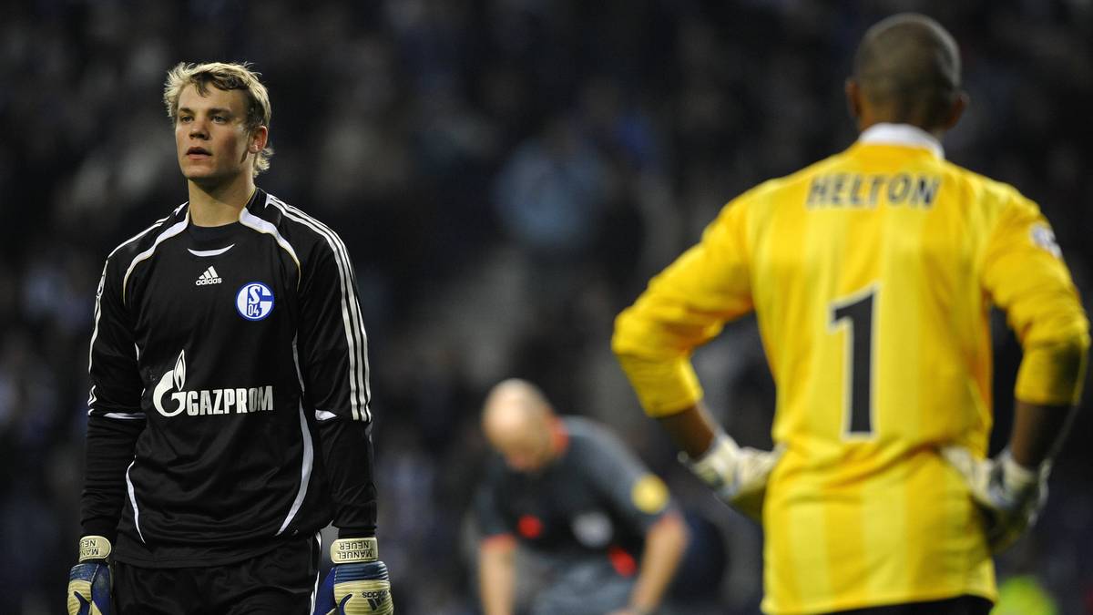 Neuer wächst im Elfmeterschießen über sich hinaus, Porto-Keeper Helton kann nur staunen. Schalke zieht schließlich durch ein 4:1 in die Runde der letzten Acht ein. Neuers Leistung ist der Startschuss für seine weltweite Karriere
