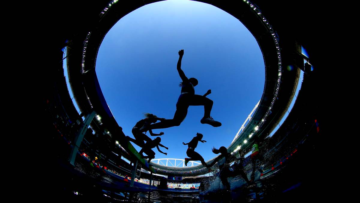 Die Athletinnen beim 3000-m-Hindernislauf sorgen für kuriose Schattenspiele