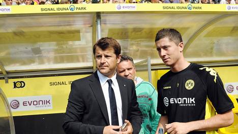 Cezary Kucharski (l.) berät Robert Lewandowski zusammen mit Maik Barthel