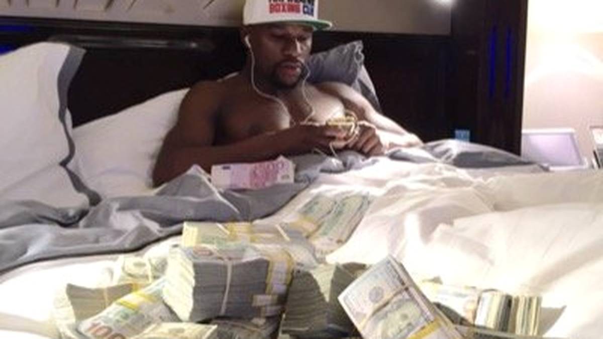 Der Mann ist eine Gelddruckmaschine: Floyd "Money" Mayweather verdient alleine im Jahr 2014 geschätzte 104 Millionen Dollar und langt beim heiß ersehnten Mega-Fight gegen Manny Pacquiao wieder ordentlich hin. Mit seiner Kampfbörse pulverisiert Mayweather mal eben den bisherigen Rekord. SPORT1 zeigt die höchsten Börsen im Boxen