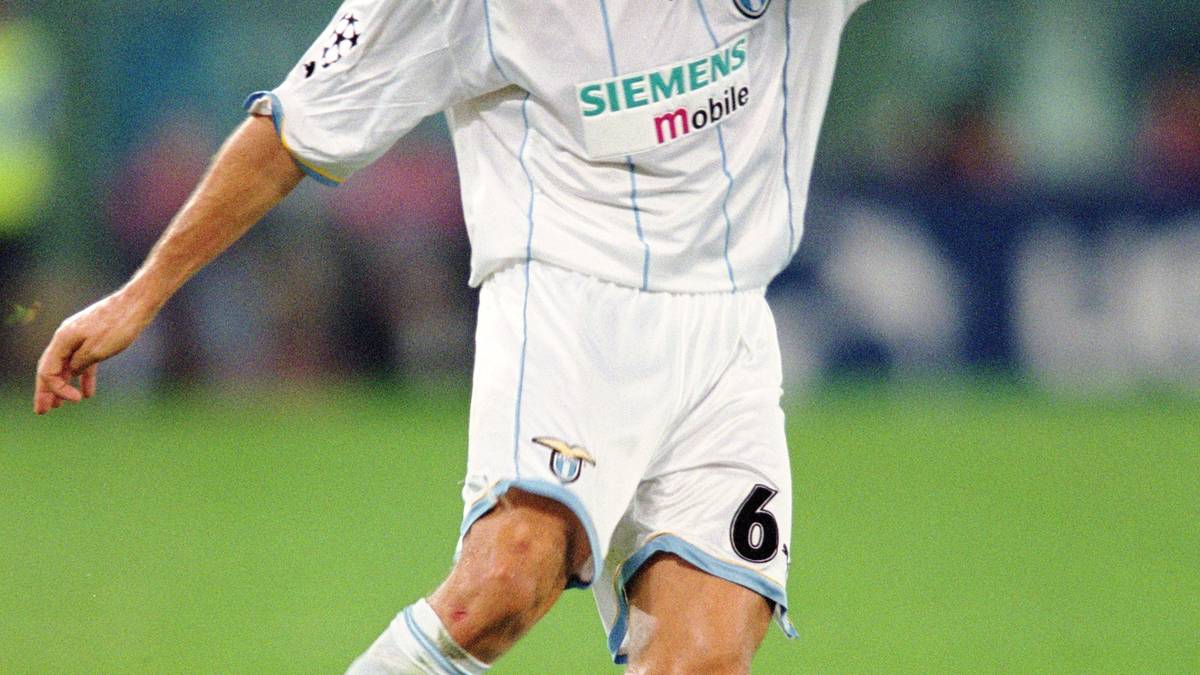 PLATZ 8: Der spanische Mittelfeldspieler Gaizka Mendieta brillierte fast ein Jahrzehnt beim FC Valencia und weckte das Interesse finanzstärkerer Klubs. 2001 griff Lazio Rom für 48 Millionen Euro zu - eine Fehlinvestition: Mendieta erlebte zwei enttäuschende Jahre in Italien