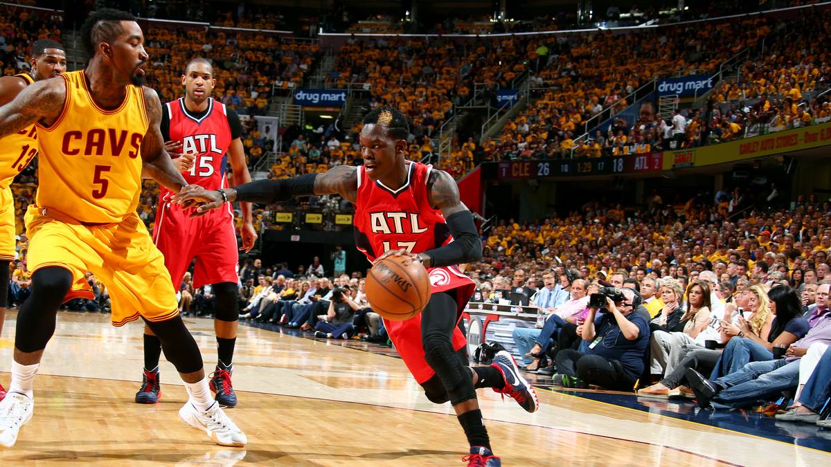 Seit 2013 wirbelt Dennis Schröder für die Atlanta Hawk im Spielaufbau. Ähnlich wie Dirk Nowitzki tut sich der gebürtige Braunschweiger in seiner Rookie-Saison zunächst schwer mit der Umstellung auf die NBA