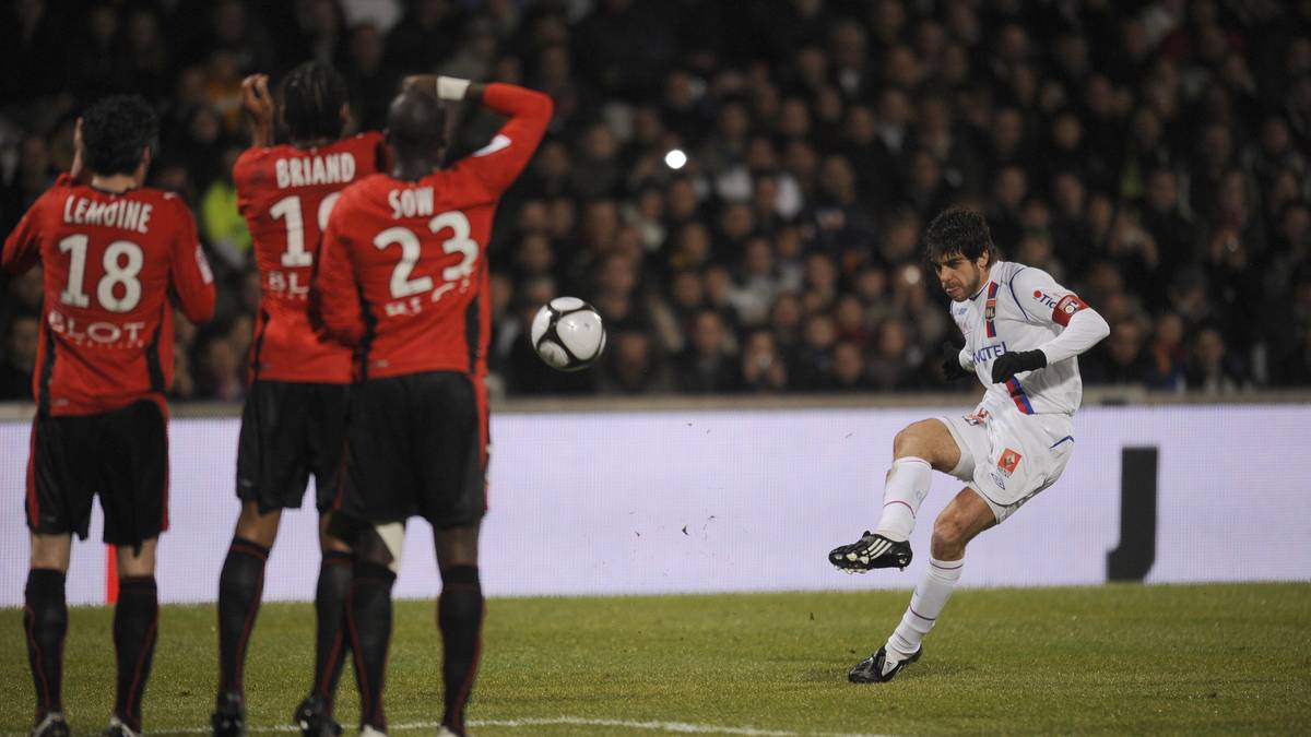 PLATZ 1 - JUNINHO: Die Inkarnation der direkt verwandelten Freistöße! 44 seiner 100 Treffer für Olympique Lyon erzielte er per Freistoß, insgesamt stehen für ihn in seiner aktiven Karriere 76 Freistoßtore zu Buche. Egal aus welcher Distanz oder aus welchem Winkel: Juninho gilt bis heute als der gefährlichste Freistoßschütze aller Zeiten!