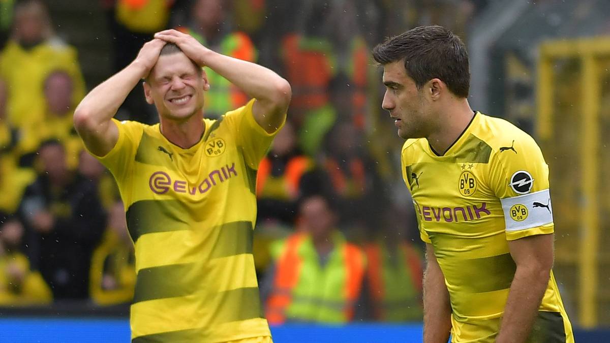 Am Ende ärgerten sich Lukas Piszczek und Sokratis (v.l.) über einen unnötigen ersten Punktverlust der Saison 