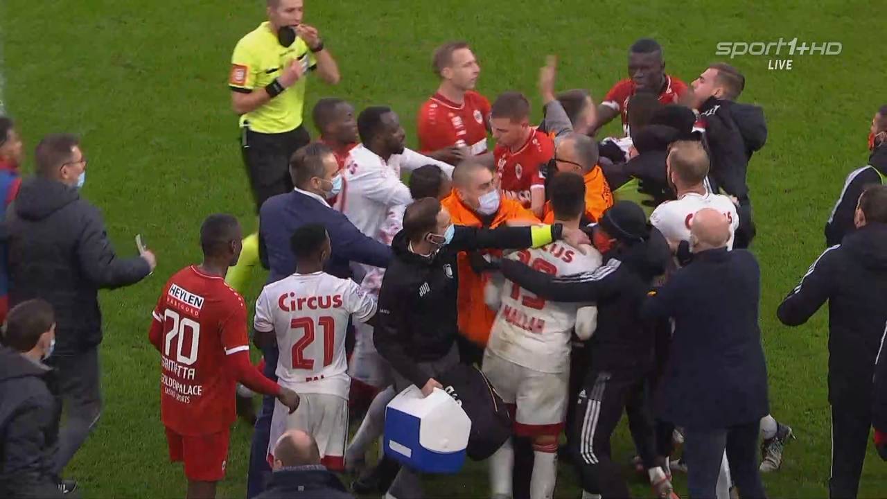 Dreimal Rot und minutenlanger Zoff: Skandalspiel in Belgien